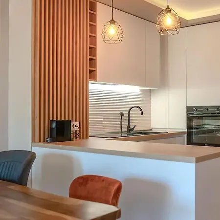Adele - Belleview Apartment *